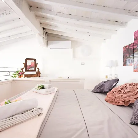 Апартаменты Loft Overlooking The Rooftops In Santa Croce Флоренция